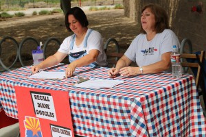 Volunteers Lisa Marsh, left, and Diane Gordon gather signatures to recall Superintendent of Public Instruction Diane Douglas outside a Glendale recreation center. (Photo by James Anderson/Cronkite News)