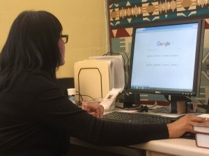  Aresta La Russo, visiting scholar at the University of Ariona, searches the web for an example of the Navajo language. (Photo by Gilbert Cordova/Cronkite News)