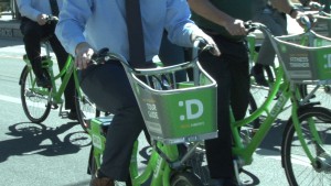 Mesa employees gathered for a bike ride in honor of the Grid public-use program expanding to the city. (Photo by Elena Mendoza/Cronkite News)