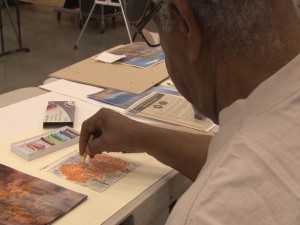 An art therapy program helps U.S. veterans connect to one another and ease physical pain. (Photo by Elena Mendoza/Cronkite News)
